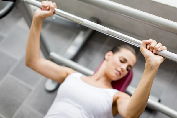 Kvinna träning i gymmet — Stockfoto