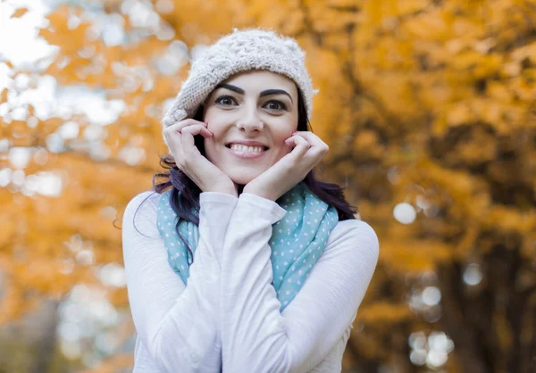 Frau im Herbstwald — Stockfoto