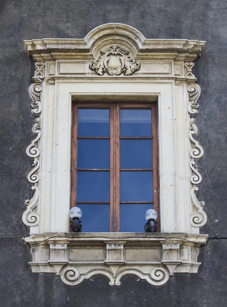 Altes sizilianisches fenster — Stockfoto