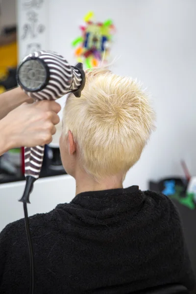 Woman at hairdresser — Stock Photo, Image