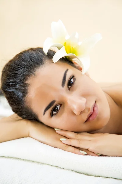 Hübsche junge Frau mit einer Massage — Stockfoto