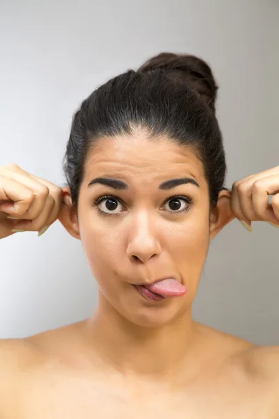 Uma jovem bonita no estúdio. — Fotografia de Stock