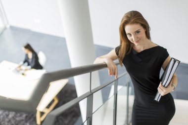 Ofisteki genç bayan.