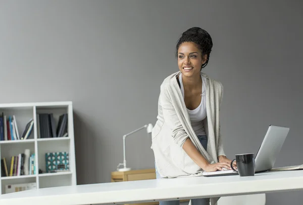 Junge Frau im Büro — Stockfoto