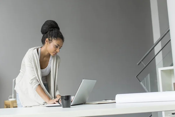 Jonge vrouw in het kantoor — Stockfoto