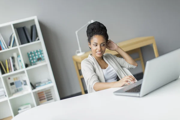 Young woman in the office — Stock Photo, Image