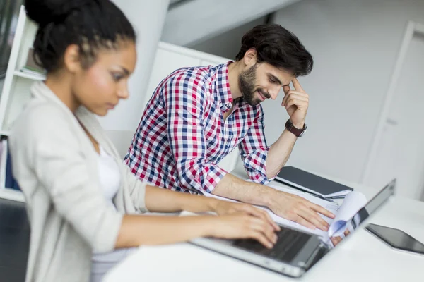 Junge Leute im Büro — Stockfoto