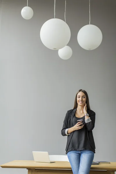 Jeune femme dans le bureau — Photo