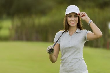 Golf oynayan genç bir kadın