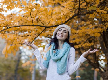 sonbahar orman kadına