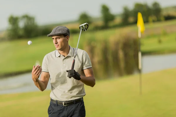 Młody człowiek gra w golfa — Zdjęcie stockowe