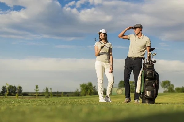 Молодая пара играет в гольф — стоковое фото