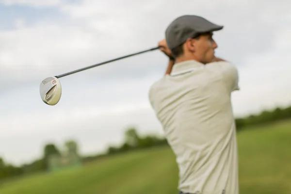 Giovane uomo che gioca a golf — Foto Stock