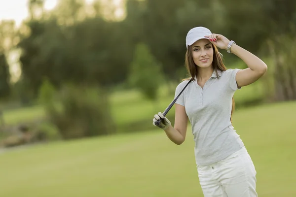 Jeune femme jouant au golf — Photo