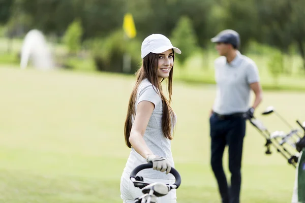 Young couple playing golf — Stock Photo, Image
