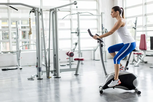 Kvinna träning i gymmet — Stockfoto