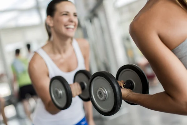 Entraînement de femme au gymnase — Photo