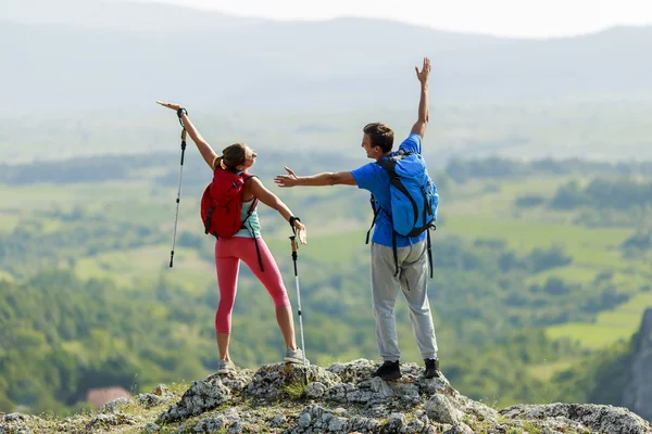 Couple hiking on the mountain — Stock Photo, Image