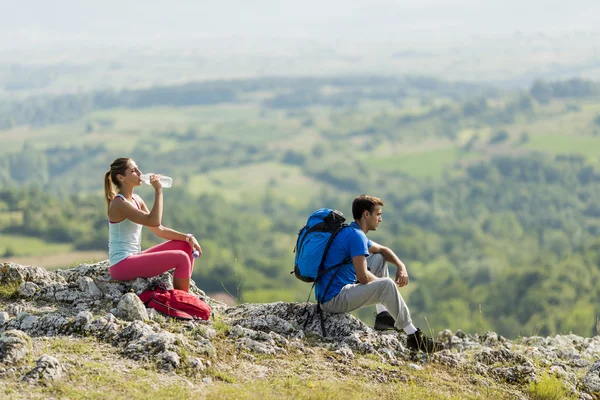 Coppia escursioni in montagna — Foto Stock