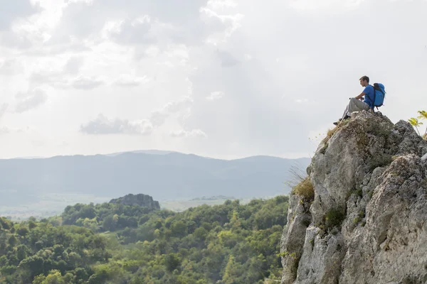 Man wandelen op de berg — Stockfoto