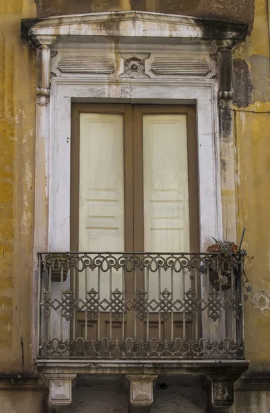 Altes sizilianisches fenster — Stockfoto