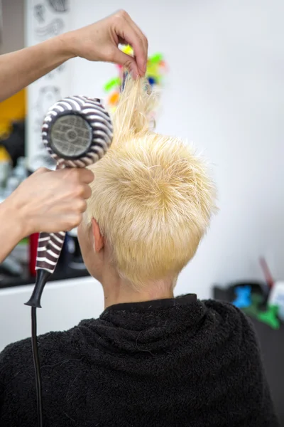 Vrouw bij Kapper — Stockfoto