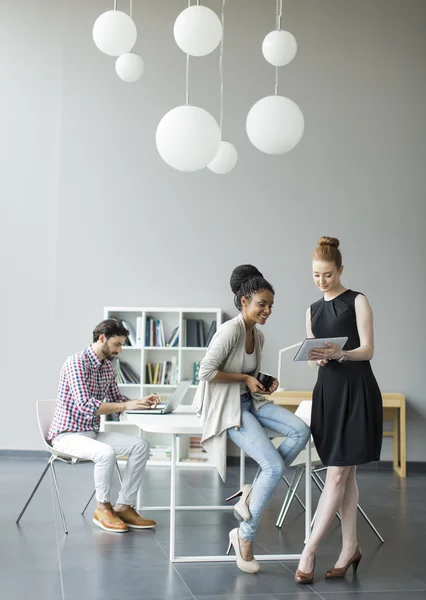 Personas en la oficina — Foto de Stock