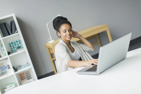 Mulher usando laptop — Fotografia de Stock