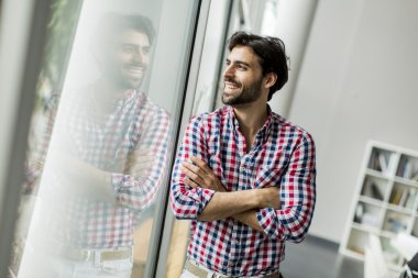 Ofisteki genç adam.