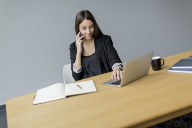 Ofisteki genç bayan.