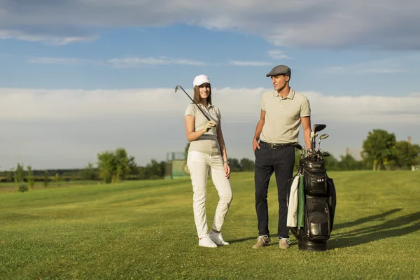 Jovem casal jogando golfe — Fotografia de Stock