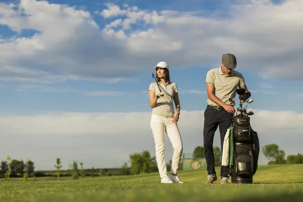 Golf oynayan genç Çift — Stok fotoğraf