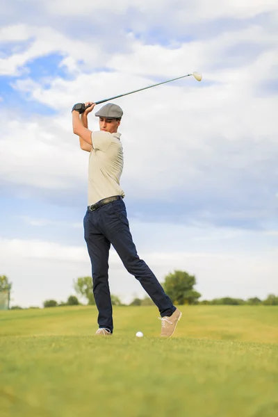ゴルフをしてる若い男 — ストック写真