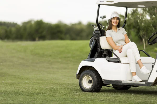 골프 카트에서 젊은 여자 — 스톡 사진