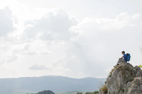 Adam dağda hiking — Stok fotoğraf