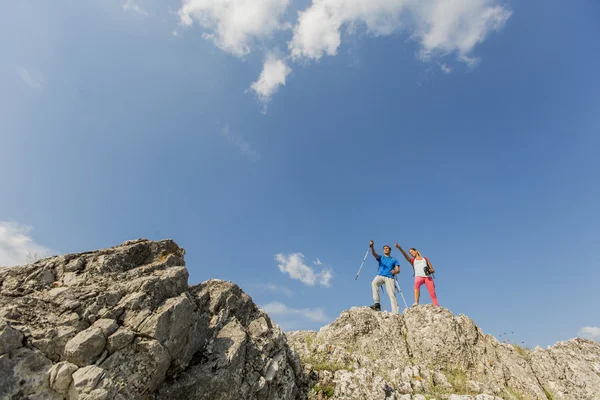 Coppia escursioni in montagna — Foto Stock