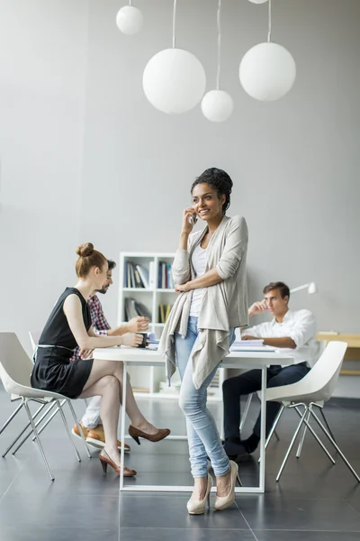 Personas en la oficina — Foto de Stock