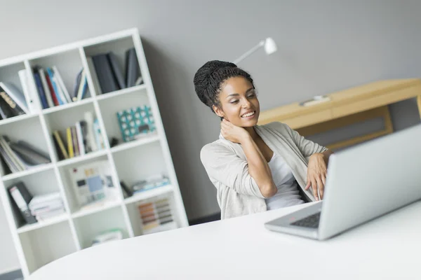 Mulher usando laptop — Fotografia de Stock