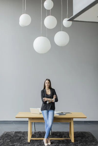 Jeune femme dans le bureau — Photo