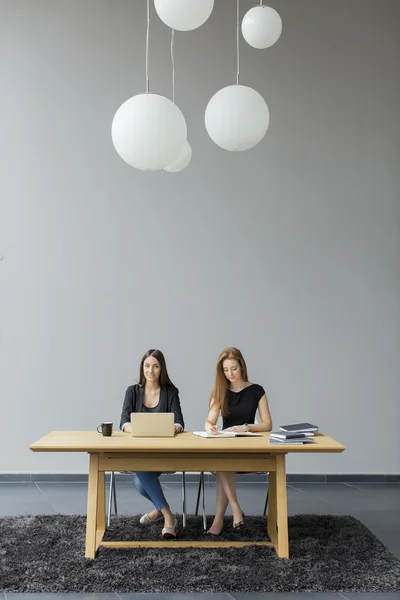 Les femmes dans le bureau — Photo