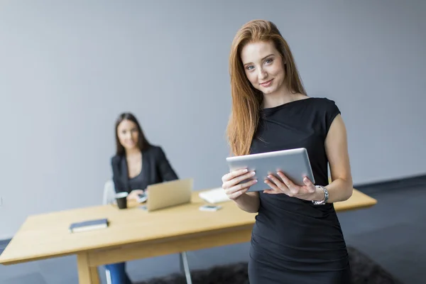 Vrouwen op kantoor — Stockfoto