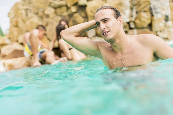 Pessoas na piscina — Fotografia de Stock