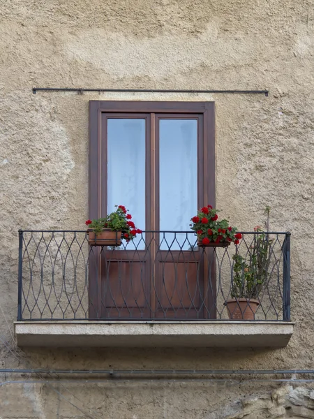 Altes sizilianisches fenster — Stockfoto