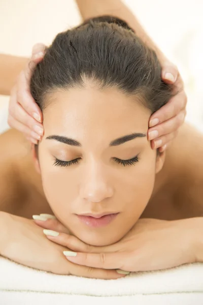 Vrouw met een massage — Stockfoto