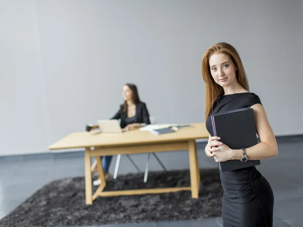 Kvinnor på kontoret — Stockfoto