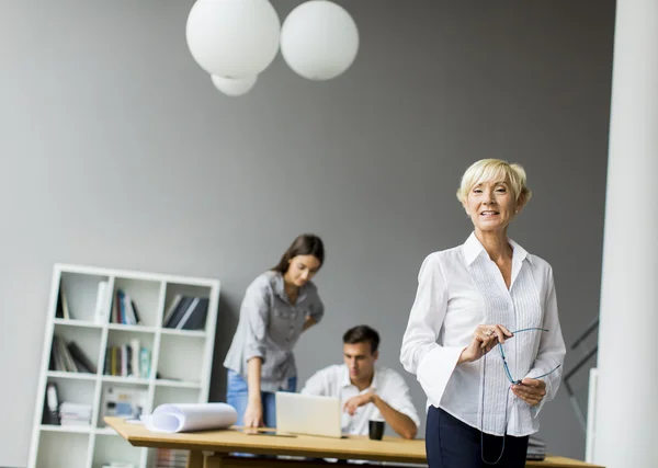 Vrouw op kantoor — Stockfoto