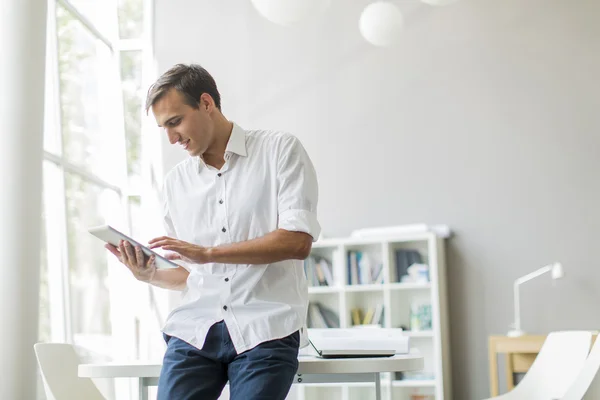 Man med Tablet PC på kontoret — Stockfoto