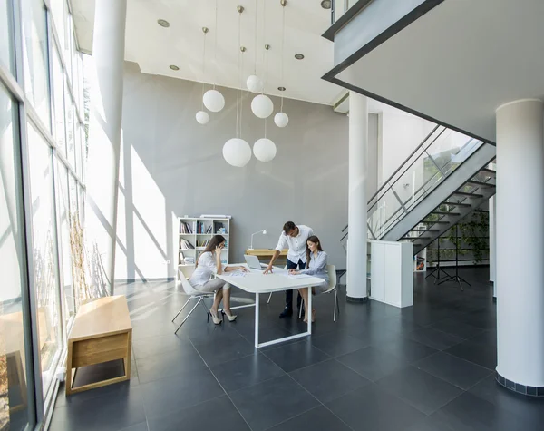 Menschen, die im Büro arbeiten — Stockfoto