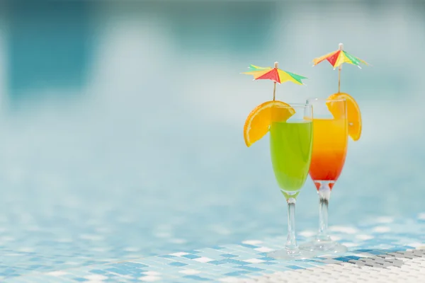 Cocktails à la piscine — Photo
