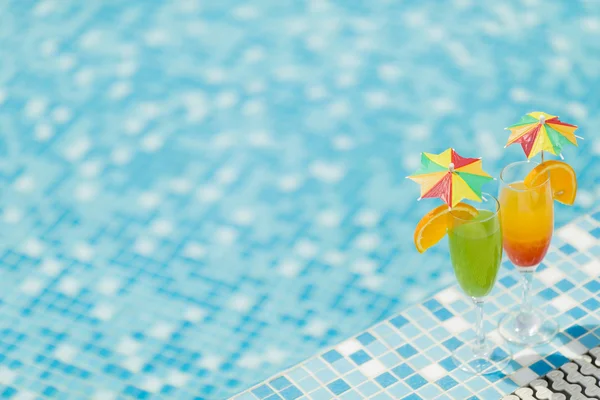 Cocktails à beira da piscina — Fotografia de Stock